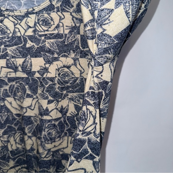 LuLaRoae Short Sleeve Tunic Top Floral Print Size Medium Whimsygoth - Picture 3 of 7